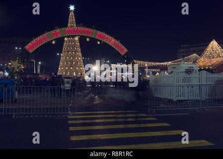 13 DEC 2018, Roumanie, Bucarest. Foire de Noël avec tous les pavillons et d'arbres en lumières. Une longue exposition de droit. Selective focus Banque D'Images
