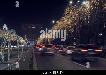 13 DEC 2018, Roumanie, Bucarest. Bulevardul Unirii Le lumières de Noël et de trafic devant le Parlement. Une longue exposition de droit. Selective focus Banque D'Images