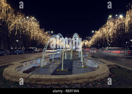 13 DEC 2018, Roumanie, Bucarest. Bulevardul Unirii, lumières de Noël, fontaine et de trafic devant le Parlement. Une longue exposition de droit. Banque D'Images
