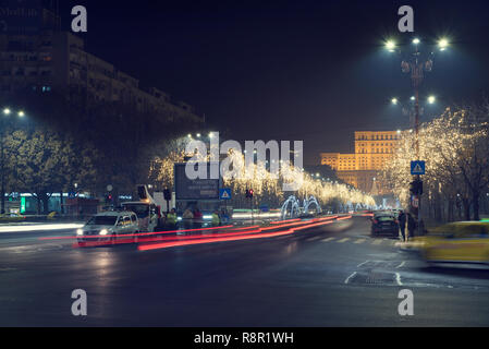 13 DEC 2018, Roumanie, Bucarest. Décoration de Noël et de la police à l'Unirii Boulevard devant le Parlement. Une longue exposition de droit. Selective focus Banque D'Images