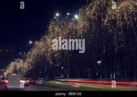 13 DEC 2018, Roumanie, Bucarest. Guirlande de Noël, feux de voitures et de trafic trouble à Bulevardul Unirii. Une longue exposition de droit. Selective focus Banque D'Images