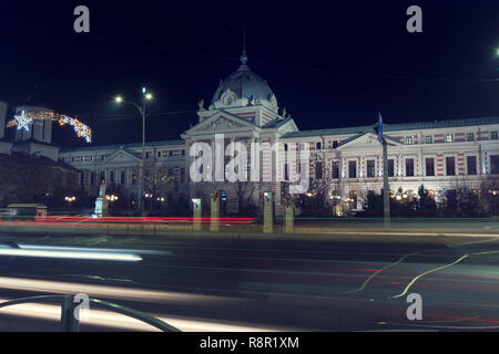 13 DEC 2018, Roumanie, Bucarest. L'Hôpital Coltea dans le centre de Bucarest en Roumanie. Le temps de Noël. Une longue exposition de droit. Selective focus Banque D'Images