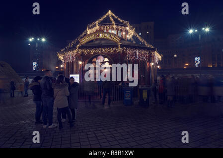 13 DEC 2018, Roumanie, Bucarest. Maison de Père Noël au Marché de Noël au Parlement roumain. Une longue exposition de droit Banque D'Images