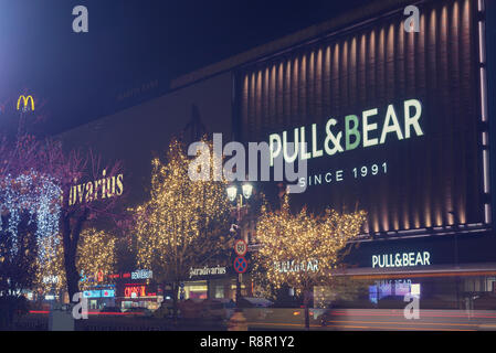 13 DEC 2018, Roumanie, Bucarest. La Place Unirii Roumanie Bucarest en décembre les lumières de Noël et les magasins. Une longue exposition de droit. Selective focus Banque D'Images