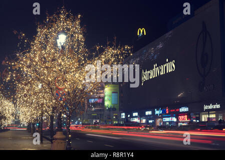 13 DEC 2018, Roumanie, Bucarest. La Place Unirii Roumanie Bucarest en décembre les lumières de Noël et ses grands magasins. L'exposition longue Banque D'Images