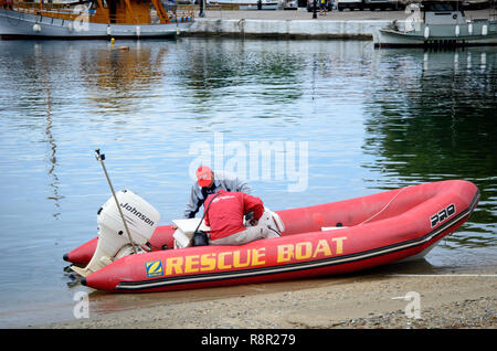 Neos Marmaras, péninsule de Sithonia, Halkidiki, Grèce, le 16 juin 2018 : deux hommes dans le bateau de sauvetage en caoutchouc rouge contrôle de bateau sur la baie de Neos Marmaras Banque D'Images