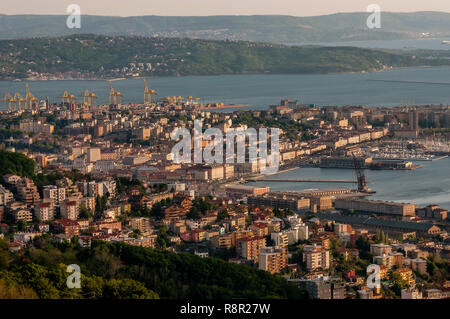 Belle vue aérienne de Trieste au coucher du soleil, Friuli Venezia Giulia, Italie Banque D'Images