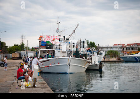 La péninsule de Chalcidique, Nea Moudania Grèce,Août 12,2018,:bateau de pêche arrive à port de Nea Moudania, tôt dans le matin nuageux après la pêche de nuit Banque D'Images