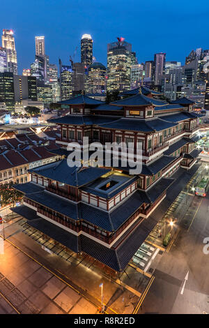 Singapour, Singapour - le 18 octobre 2018 : Buddha Tooth Relic Temple en Chine Ville au coucher du soleil Banque D'Images