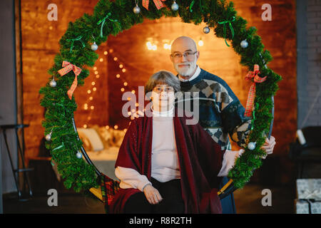 Un vieux couple élégant célèbrent Noël Banque D'Images