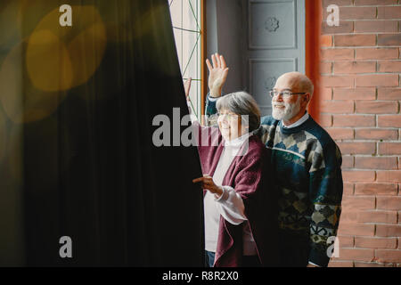 Un vieux couple élégant célèbrent Noël Banque D'Images