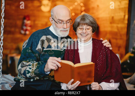 Un vieux couple élégant célèbrent Noël Banque D'Images
