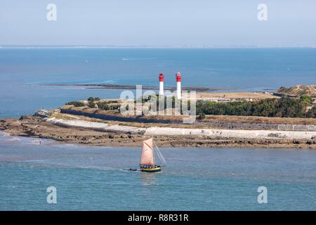 En France, en Charente Maritime, L'Ile d'Aix, bateau à voile et les phares (vue aérienne) Banque D'Images