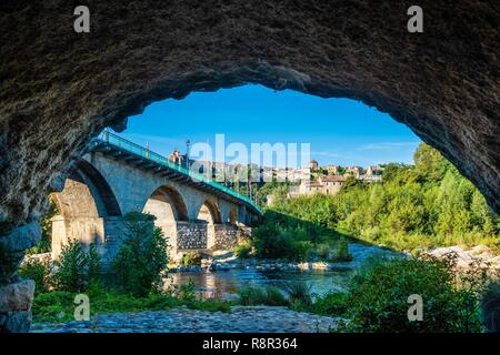 La France, l'Ardèche, Aubenas Ucel, pont au-dessus de la rivière Ardèche Banque D'Images