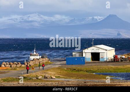 France, France, Îles Kerguelen, Port-aux-Français, le quai et ses capacités avec les monts de la péninsule de Ronac'h dans l'arrière-plan Banque D'Images