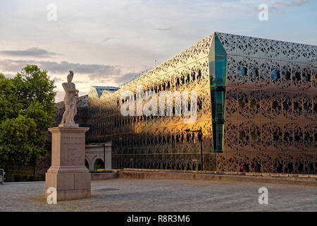 France, Loire Atlantique, Nantes, Cours St André et Olivier de Clisson statue, Conseil général (Conseil régional) par Forma 6 cabinet d'architecture, des panneaux conçus par Béatrice Dacher (appelée Haute Qualité Environnementale) Banque D'Images