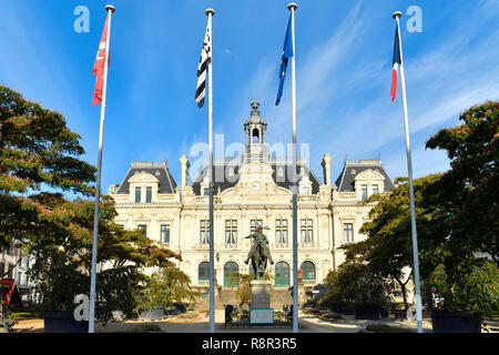 France, Morbihan, Golfe du Morbihan, Vannes, l'hôtel de ville et statue de Richemont par Arthur Jacques Le Duc Banque D'Images