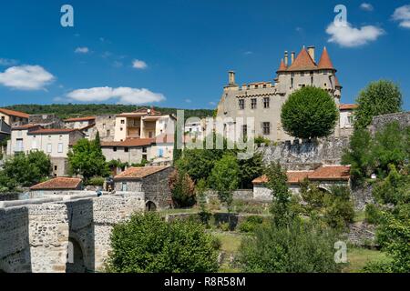 France, Puy de Dome, Saint Amant Tallende, Murol en Saint Amant château, le vieux pont sur la rivière Monne Banque D'Images
