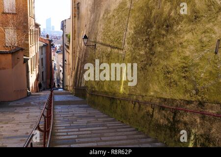 France, Rhône, Lyon, 5ème arrondissement, quartier historique du Vieux Lyon, site classé au Patrimoine Mondial par l'UNESCO, l'escalade des Carmélites Déchaussées, tour Incity en arrière-plan Banque D'Images