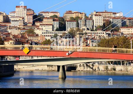 France, Rhône, Lyon, 2ème arrondissement, Les Cordeliers, passerelle du Palais de Justice sur la Saône, Les Terreaux et les pentes du quartier de La Croix Rousse à l'arrière-plan Banque D'Images