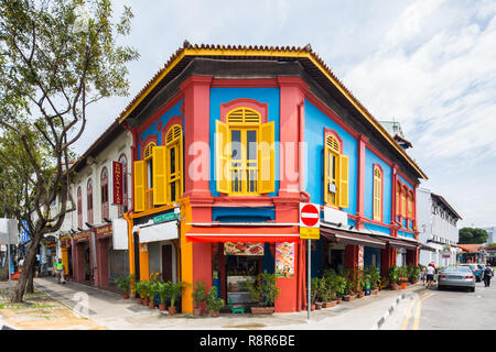 Colorés et dynamiques shophouse deux étages situé à Little India. Maisons-boutiques de nos jours à Singapour sont principalement utilisés à des fins commerciales. Banque D'Images