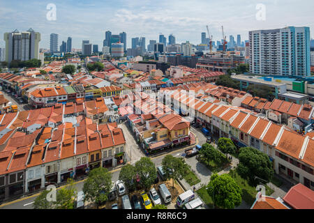 Une vue aérienne des shophouses à Little India, les grands bâtiments derrière sont la ligne d'horizon moderne de Singapour. Est littéralement en train de voir la transformation. Banque D'Images