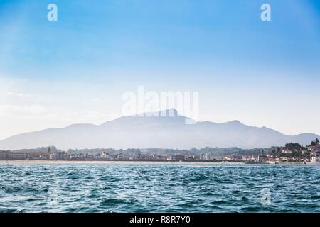 France, Pyrénées Atlantique, Bask Counrty, Saint Jean de Luz, La Rhune (905m) vue de l'océan avec Saint Jean de Luz à l'avant-plan Banque D'Images