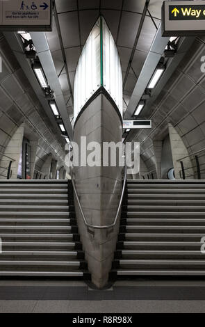 Intérieur de la station de métro Southwark, Londres montrant les escaliers et l'installation d'éclairage Banque D'Images