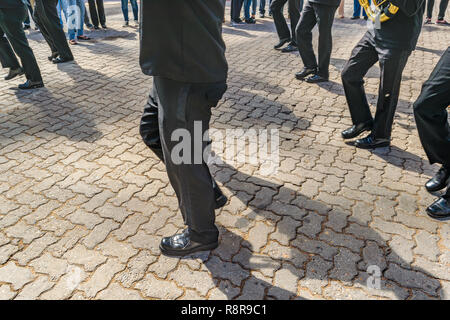 La marine militaire parade bande paie au jour de fête dans la ville du port de Montevideo, Uruguay Banque D'Images