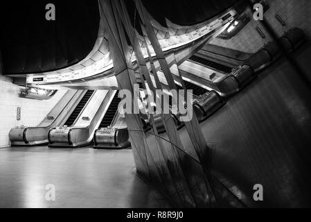 Intérieur de la station de métro Southwark. London UK, montrant les escaliers mécaniques reflétée dans les panneaux de verre. Banque D'Images