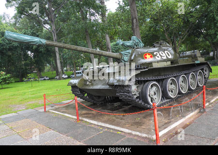 Ho Chi Minh Ville, Vietnam - Vietnam du Nord un char de combat T-54 affiché à l'extérieur du palais de la réunification précédemment connu sous le nom de palais de l'indépendance Banque D'Images