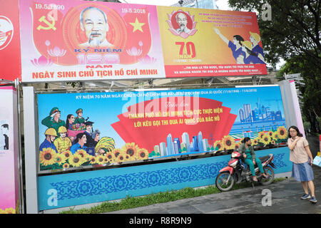 Ho Chi Minh Ville, Vietnam - Parti communiste les affiches de propagande nationale dans le centre-ville en août 2018 Banque D'Images
