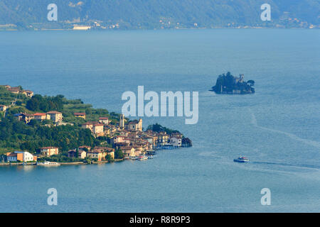 L'Italie, la Lombardie, le lac d'Iseo (Il Lago d'Iseo), l'île de Monte Isola, Carzano village et l'île de Loreto Banque D'Images