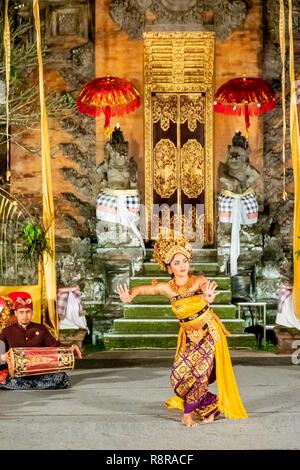 L'INDONÉSIE, Bali, Ubud, centre, Legong Dance au Puri Agung Temple Peliatan Banque D'Images