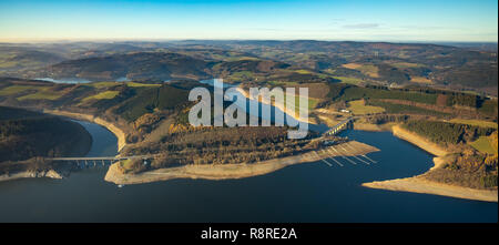 Vue aérienne du barrage, Lister, barrage Biggesee, barrage Bigge, réservoir, l'eau basse, manque d'eau, sécheresse,, Kraghammer, Attendorn, Sauerland, Amérique du Rhine-Westpha Banque D'Images