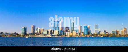 La ville de Perth et la rivière Swan sur une journée d'été. Perth, Australie occidentale Banque D'Images