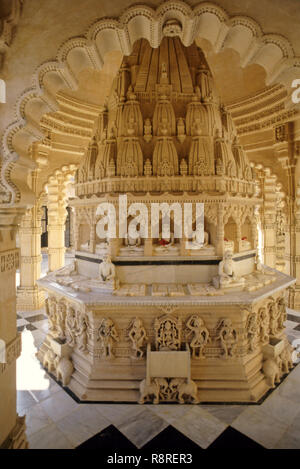 Intérieur du temple de Jain, collines de Shatrunjaya, Palitana, Bhavnagar, Gujarat, Inde, Asie Banque D'Images