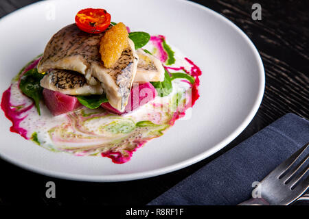 Restaurant délicieux plat de poisson blanc, brochet, loup de mer avec des légumes sous la sauce dans le fond. Exclusif sur l'alimentation saine grande plaque blanche libre Banque D'Images