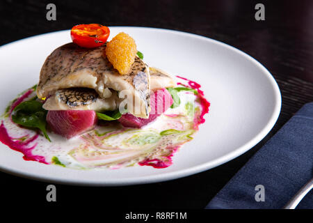 Restaurant délicieux plat de poisson blanc, brochet, loup de mer avec des légumes sous la sauce dans le fond. Exclusif sur l'alimentation saine grande plaque blanche libre Banque D'Images