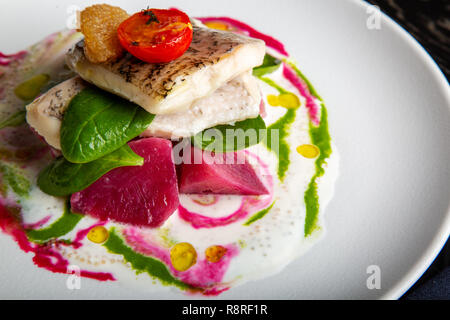 Restaurant délicieux plat de poisson blanc, brochet, loup de mer avec des légumes sous la sauce dans le fond. Exclusif sur l'alimentation saine grande plaque blanche libre Banque D'Images