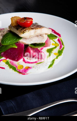 Restaurant délicieux plat de poisson blanc, brochet, loup de mer avec des légumes sous la sauce dans le fond. Exclusif sur l'alimentation saine grande plaque blanche libre Banque D'Images