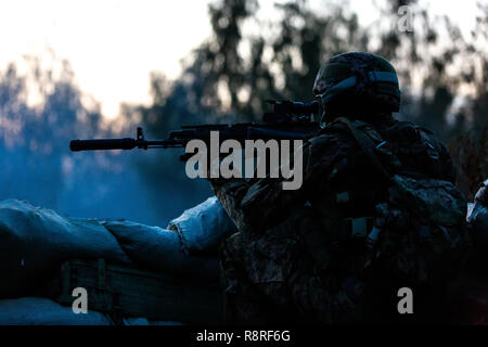 Sniper armés de gros calibres, fusil de sniper, tir sur cibles ennemies vont de l'abri, assis en embuscade. Vue de côté Banque D'Images