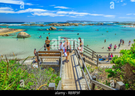 Le Danemark, l'Australie occidentale - Dec 30, 2017 : escalier en bois aux greens Pool, Grand Sud, sud-ouest. Les gens la natation et le canoë-kayak sur les eaux abritées de William Bay NP. Banque D'Images