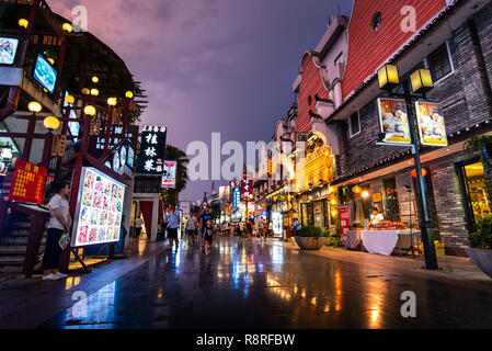 Guilin, Chine - 26 juillet 2018 : principale rue piétonne Zhengyang à Guilin célèbre ville de voyage en Chine de monde marche autour de Banque D'Images