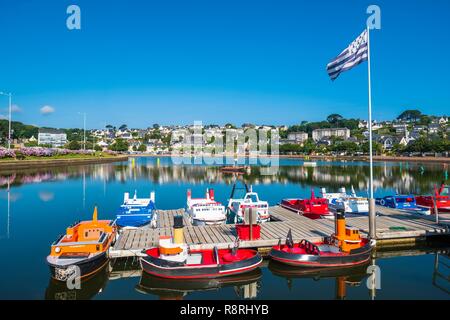 France, Cotes d'Armor, Perros-Guirec, port miniature, petits bateaux électriques pour les enfants sur le lac Linkin Banque D'Images