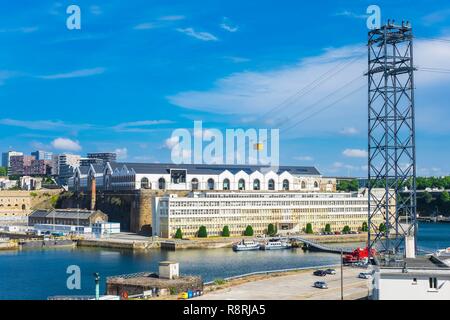 La France, Finistère, Brest, téléphérique urbain entre les deux rives de la rivière Penfeld relie les quartiers de Siam et Capucins, quartier Capucins dans l'arrière-plan Banque D'Images