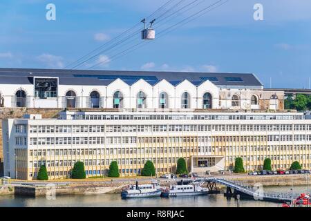 La France, Finistère, Brest, téléphérique urbain entre les deux rives de la rivière Penfeld relie les quartiers de Siam et Capucins, quartier Capucins dans l'arrière-plan Banque D'Images