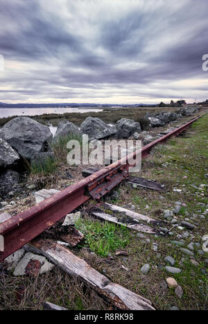 Une voie de chemin de fer abandonnée sous un ciel orageux, rouilles Arcata, Californie Banque D'Images