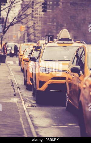 Tons Vintage image de ligne de New York City taxi jaune sur rue à Manhattan Banque D'Images