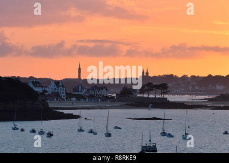 La France, Finistère, la baie de Morlaix, Saint Pol de Leon vu de Carantec Banque D'Images